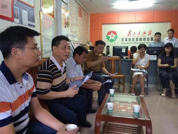 图：甘伟雄（左二）在清新玄真社区督导创文工作