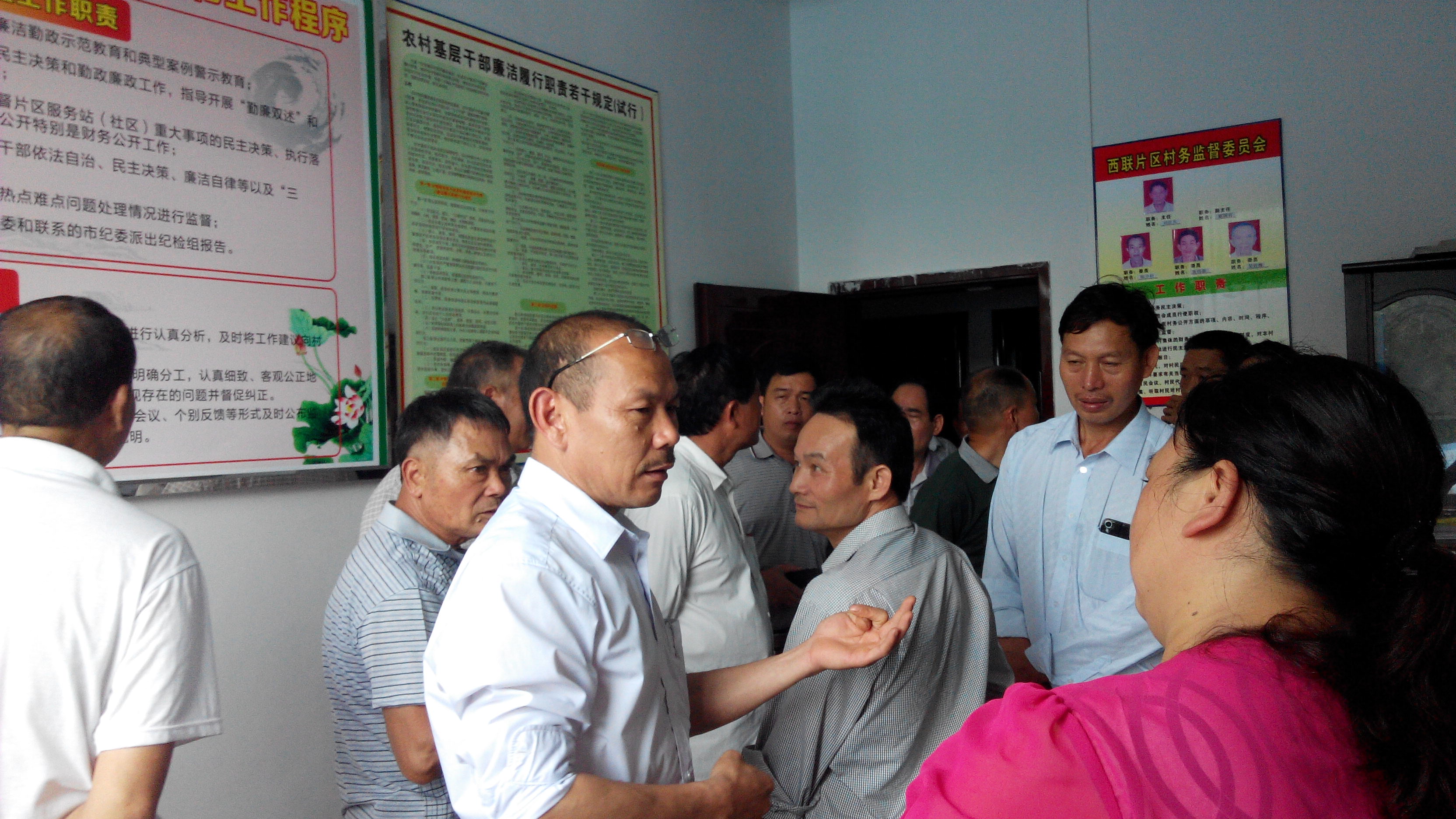 西牛镇西联片区勤廉监督室的工作人员在向参观人员介绍工作经验