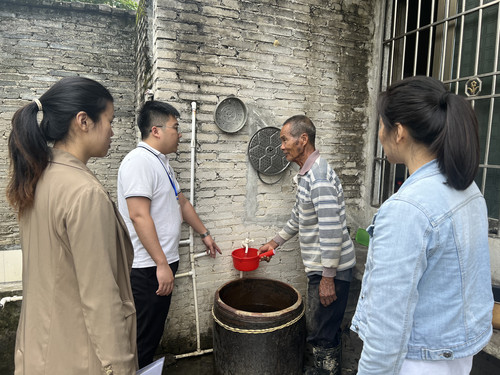 图为清远市清新区石潭镇东联村村民喝上了“放心水”.jpg